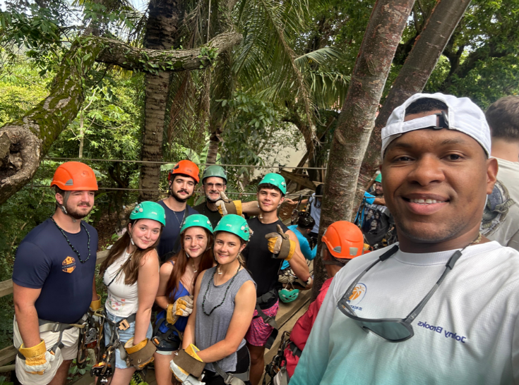 Paquete Zip, Hang & Splash: Zipline, Monkeys & Sloths Experience + Beach Break